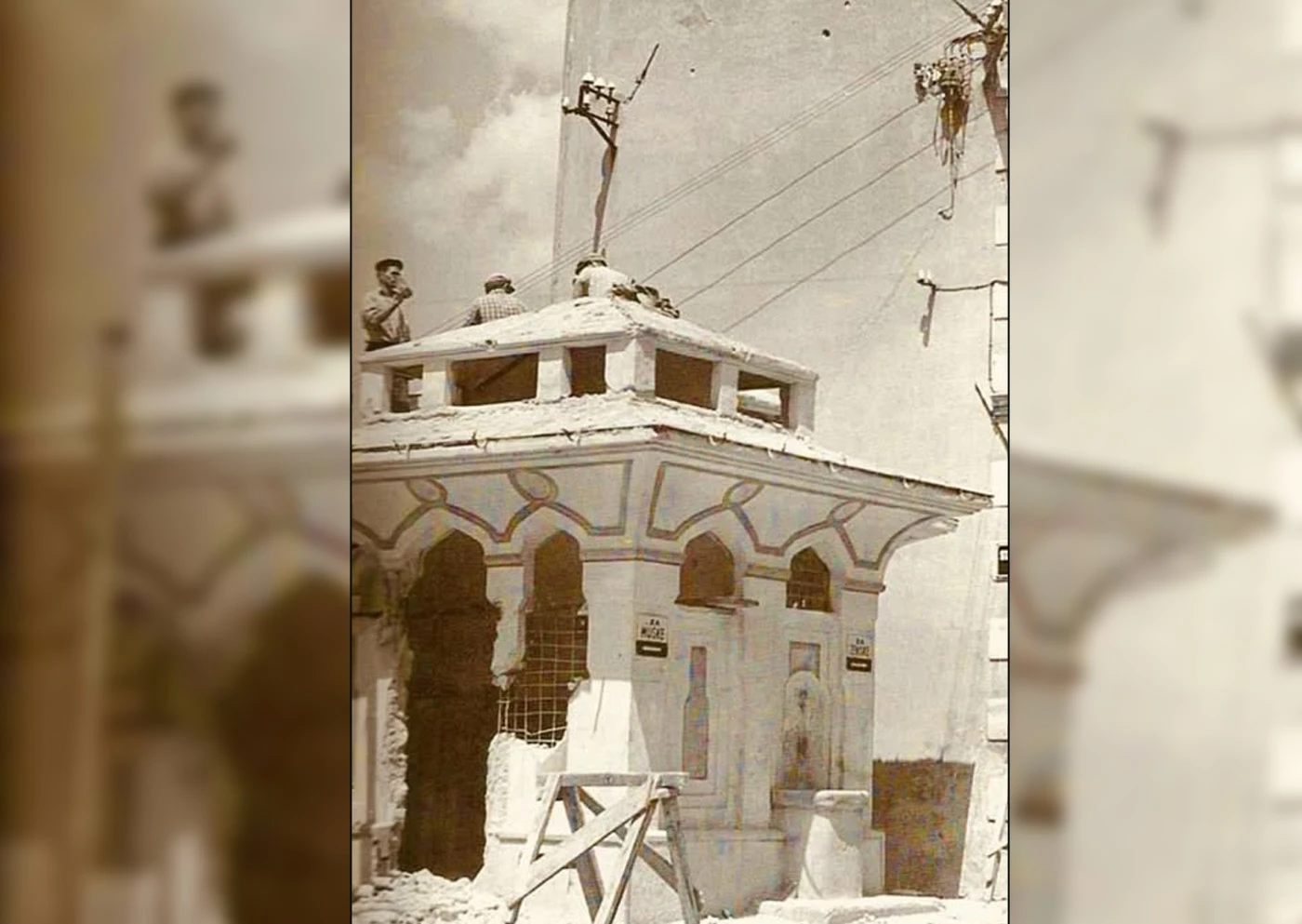 Komunističke vlasti ruše javni toalet na glavnoj ulici 1960. godine
