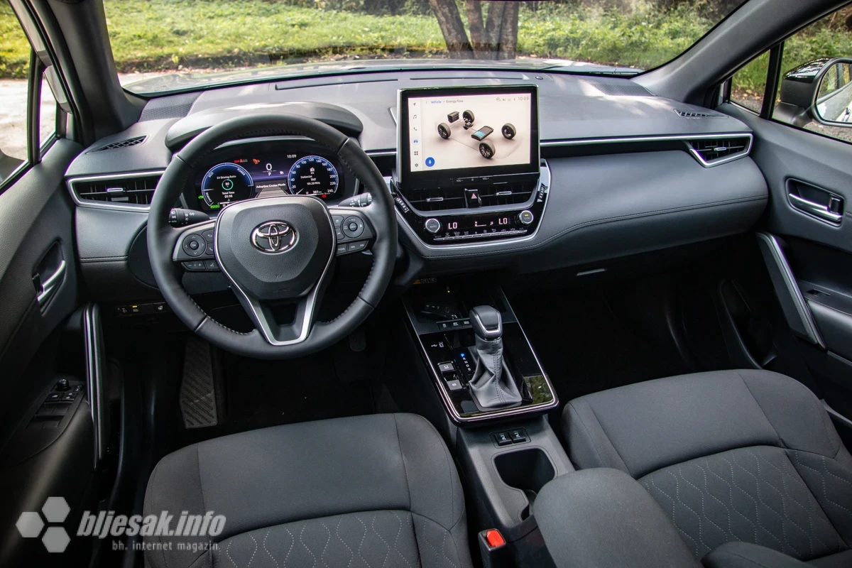 Bljesak je vozio Toyota Corolla Cross 2.0 HEV 2WD