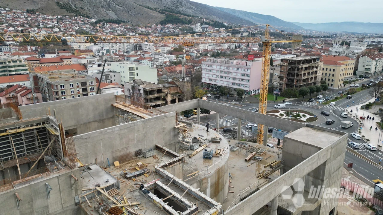 Napreduju radovi na zgradi Hrvatskog narodnog kazališta u Mostaru. Svjedoče tome i fotografije iz zraka koje je zabilježio fotoreporter portala Bljesak.info.
