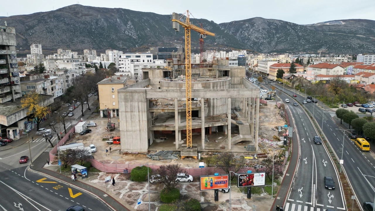 FOTO | Pogled iz zraka: Evo kako napreduju radovi na zgradi HNK Mostar