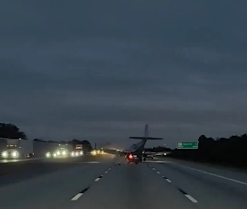 VIDEO | Avion prisilno sletio na automobil