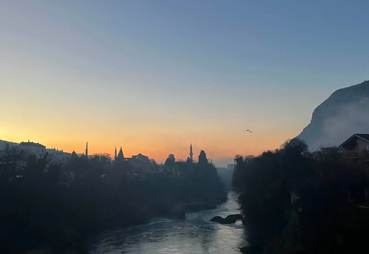 Maglovito jutro u Mostaru