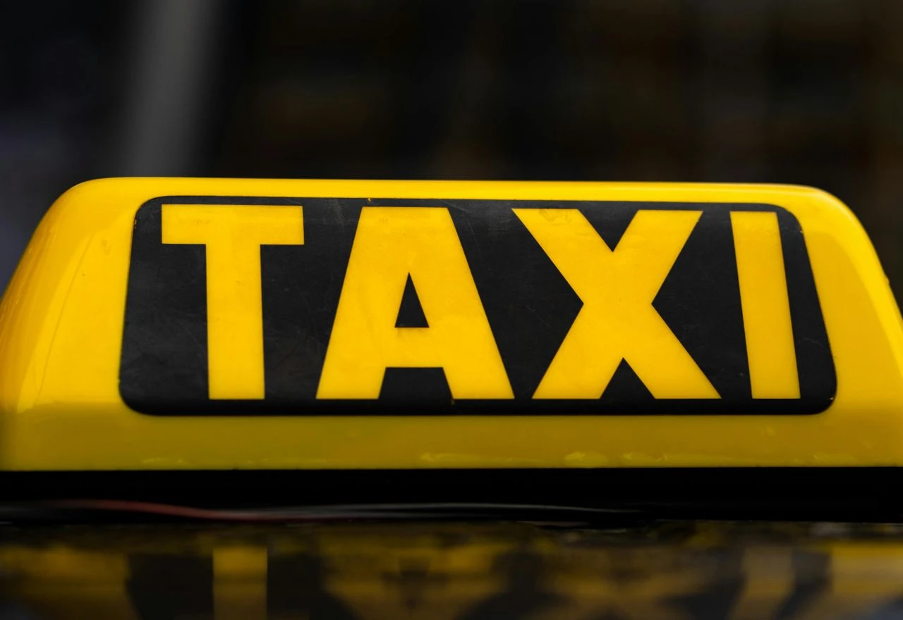 FUP uhitio četiri osobe: Holand taxi se sumnjiči za dugotrajno ilegalno pružanje prijevoza
