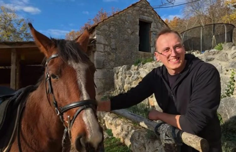VIDEO | Braća iz Gruda obnovili djedovo imanje i ostvarili dječački san