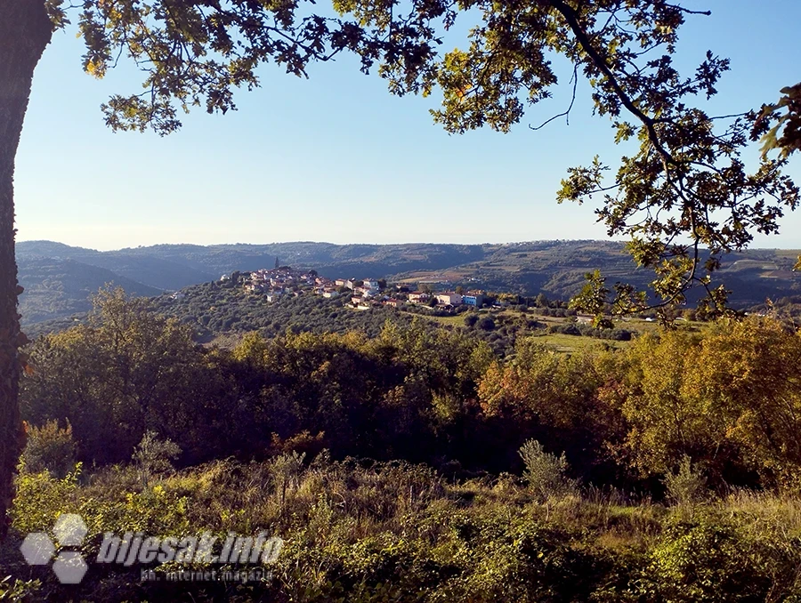Pogled na Padnu s padnjanskog groblja
