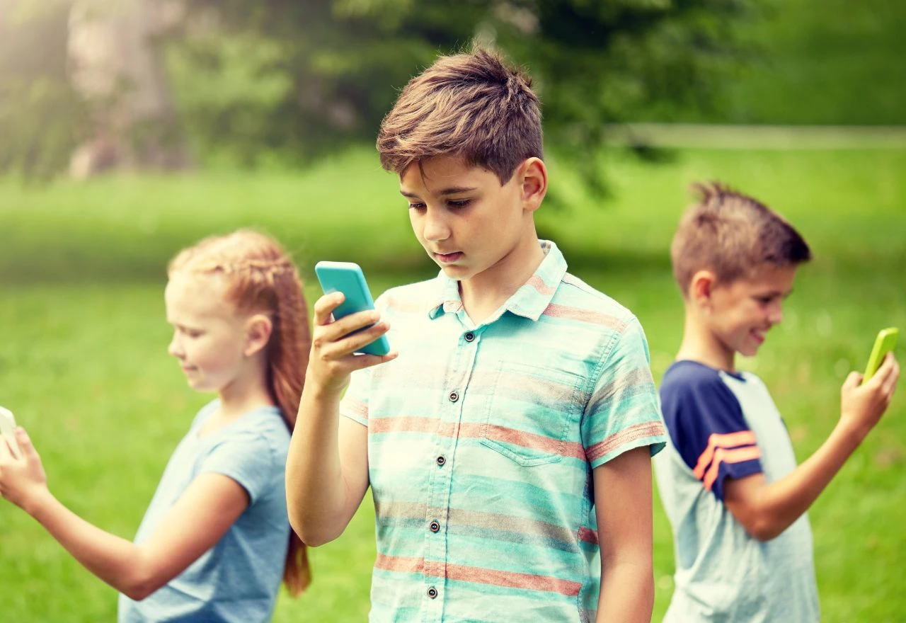 Kada bi djetetu trebali dati prvi mobitel? Jedna stvar je posebno važna