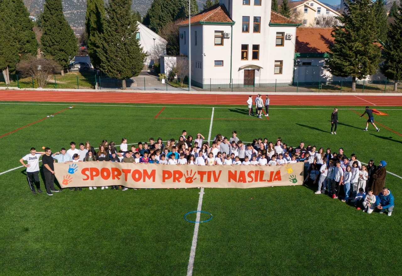 FOTO | Projekt "Sportom protiv nasilja" okupio učenike na novim terenima Univerziteta u Mostaru