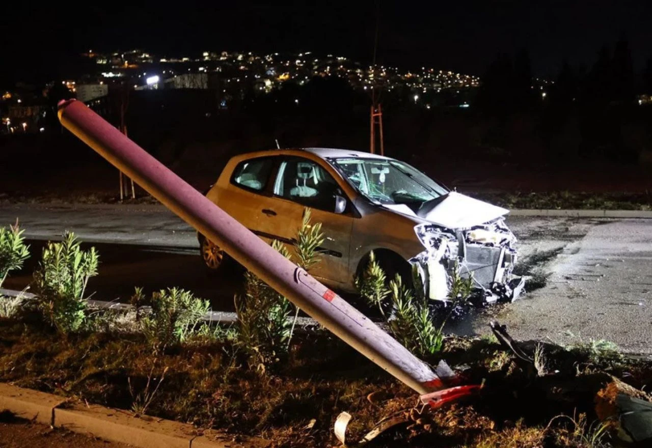 Mostar: Vozač ozlijeđen, automobilom srušio banderu