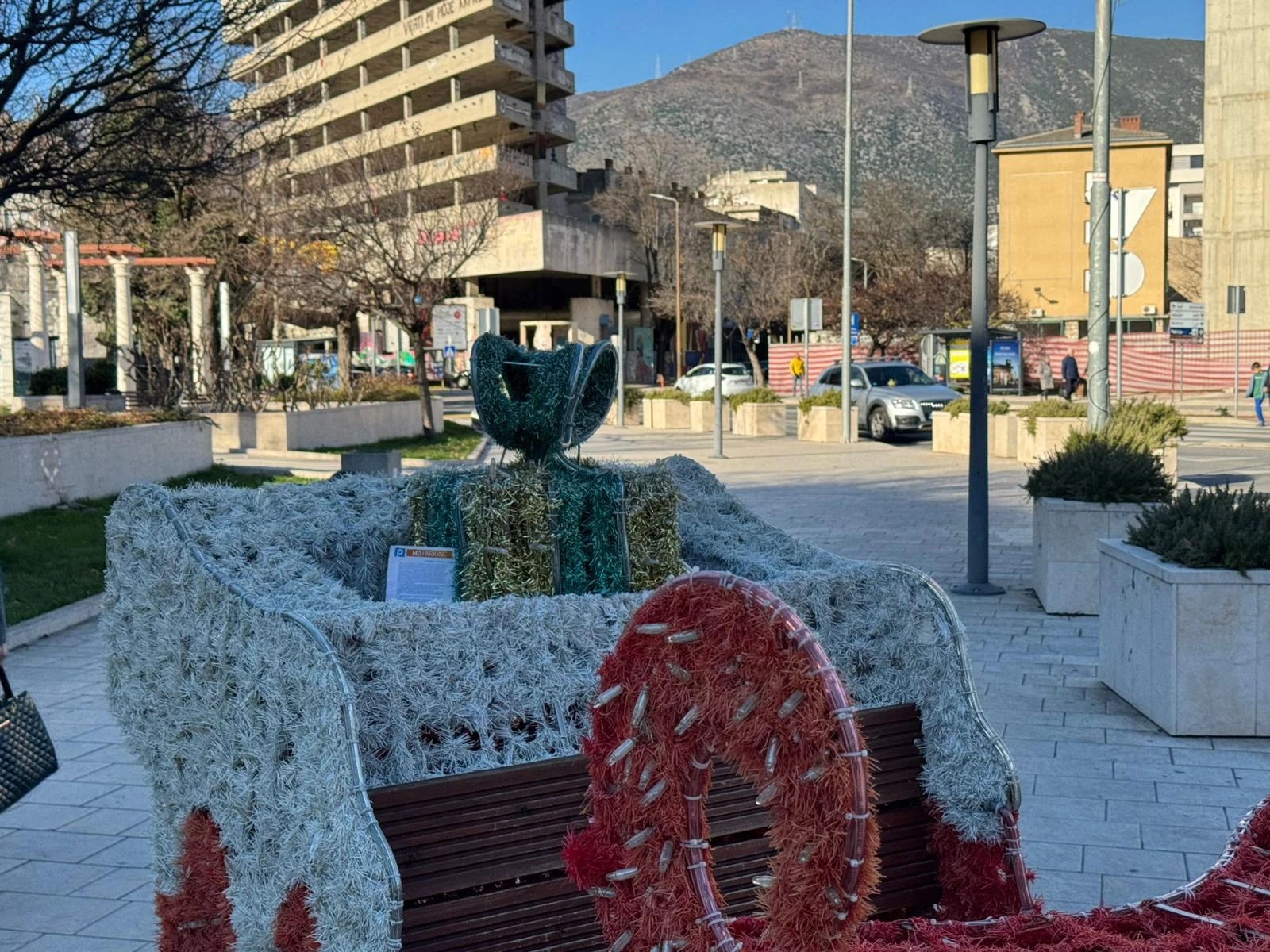 Mostar: Djed Božićnjak nepropisno parkirao pa mu "zalijepili" kaznu