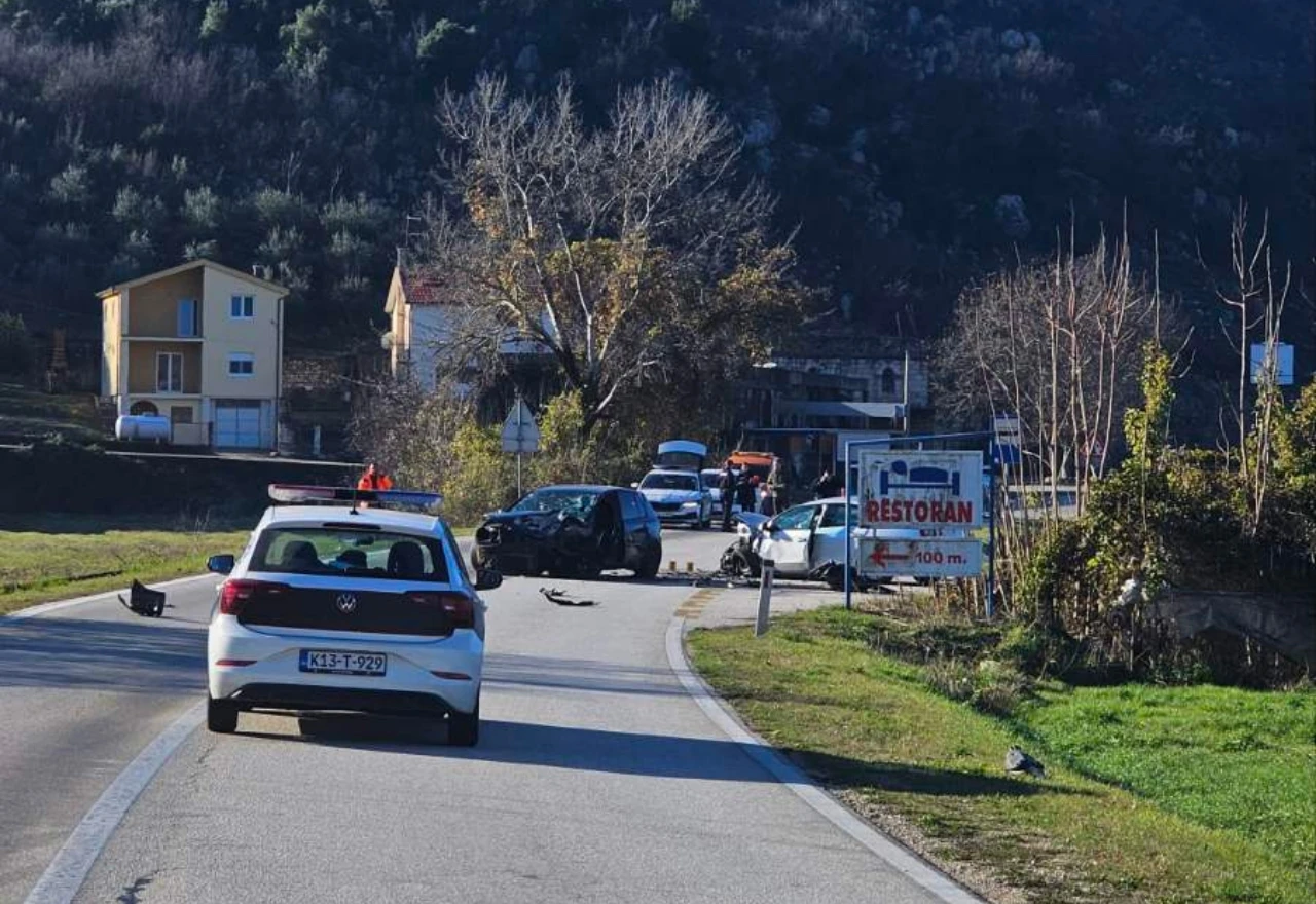Kod Dabraca zbog nesreće promet u potpunosti obustavljen: Sudjelovala dva osobna vozila