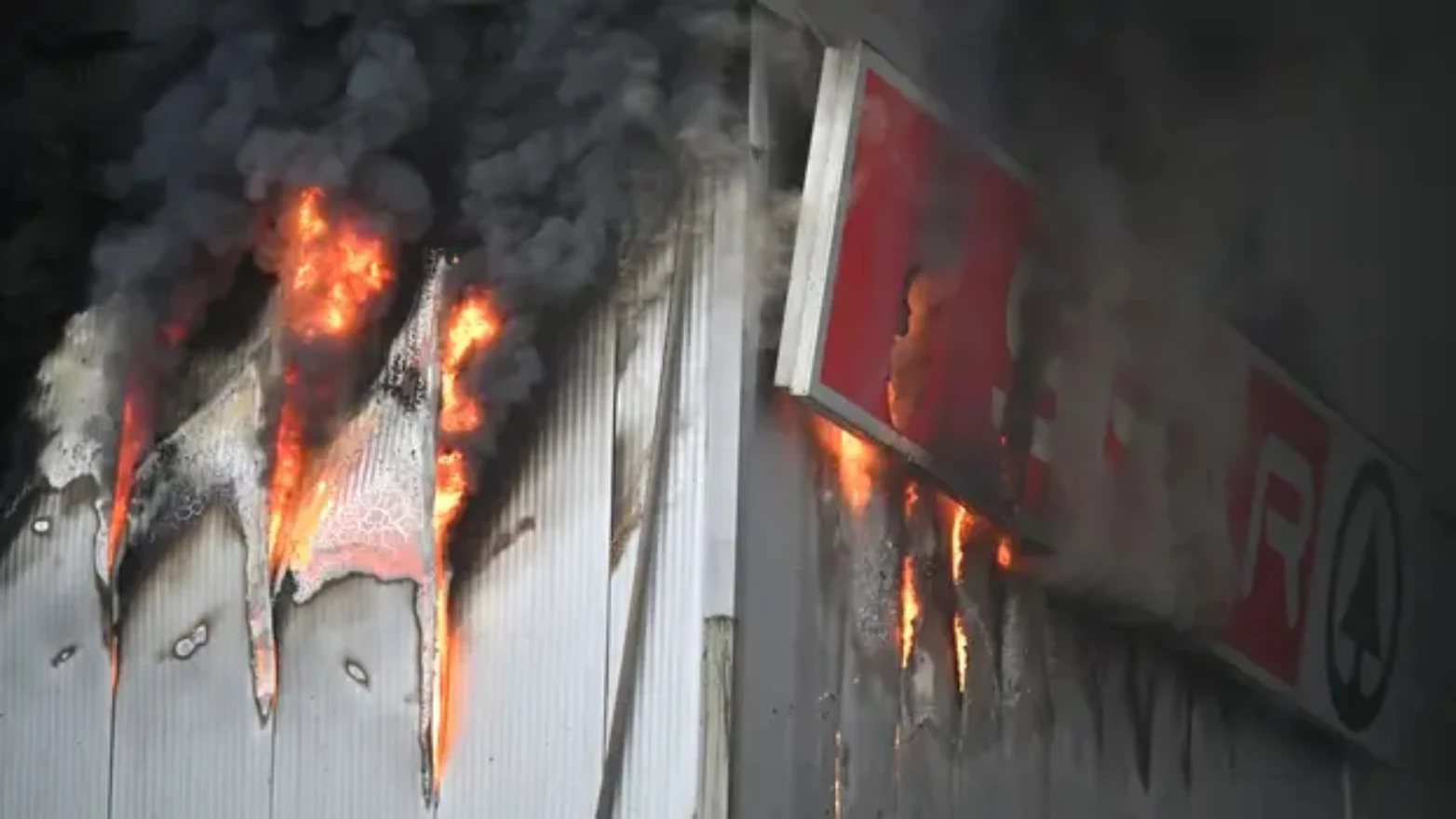 FOTO/VIDEO | Više od 300 vatrogasaca gasi Sparovo skladište