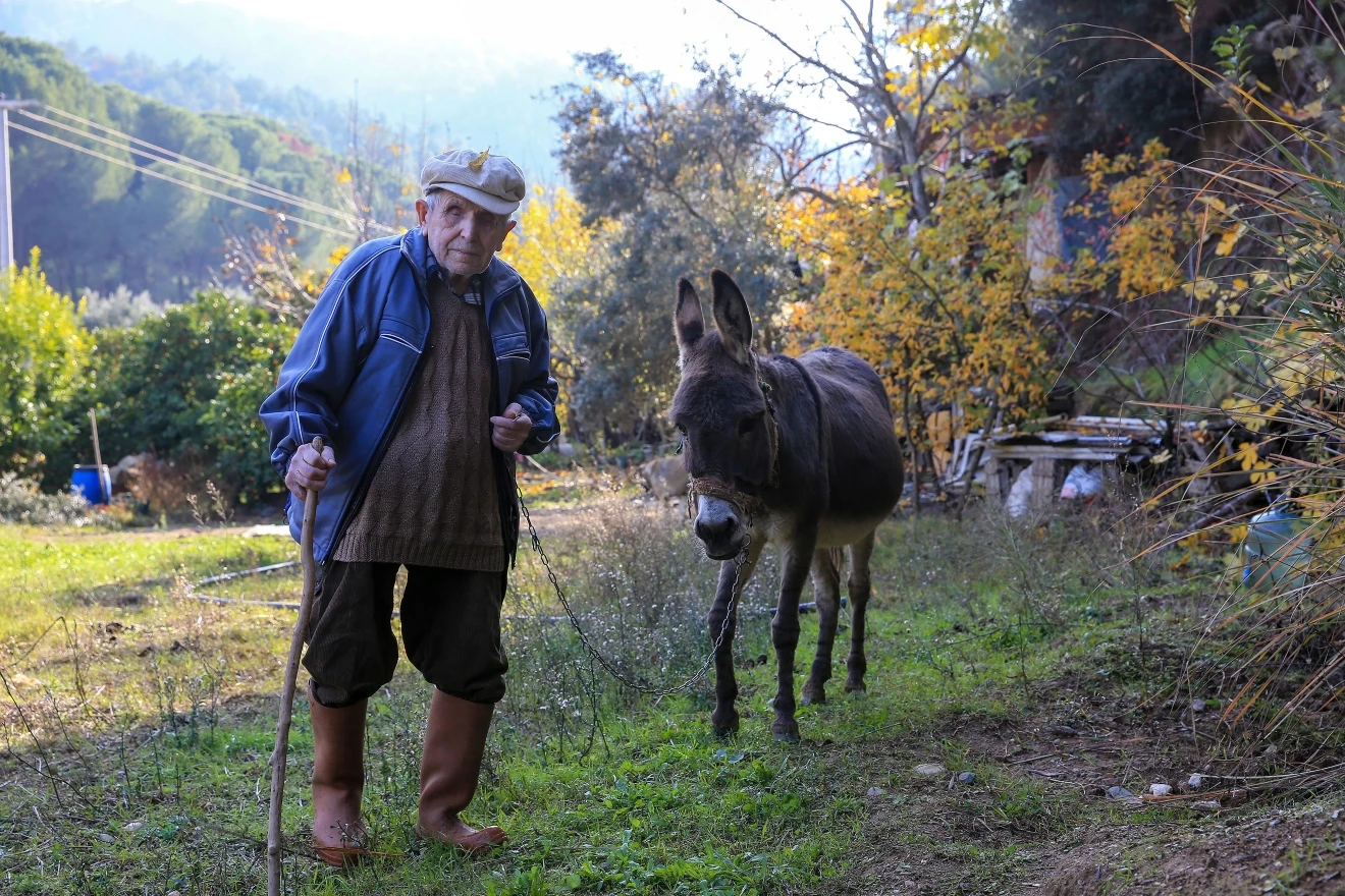 FOTO | Slijepi 82-godišnjak već 24 godine se kreće zahvaljujući svom magarcu