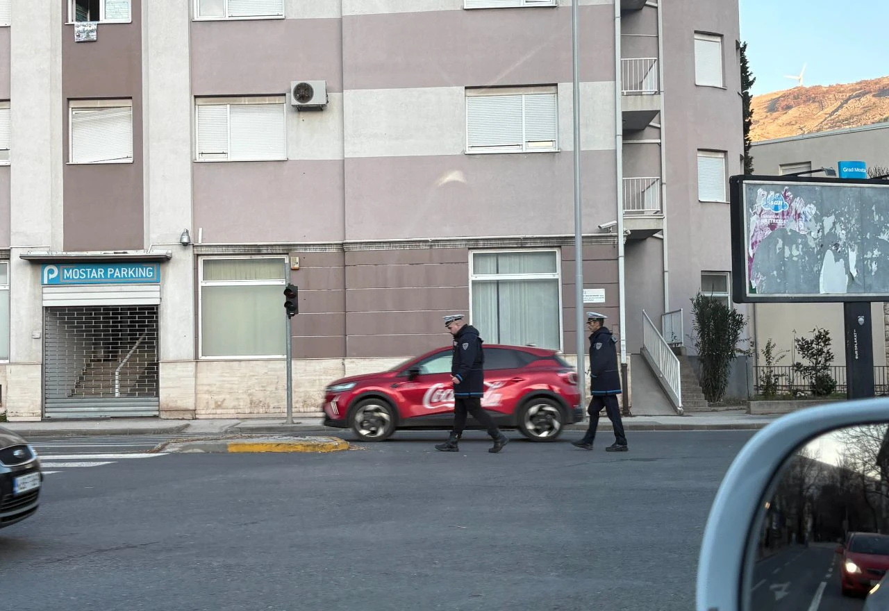 Semafori na Bulevaru ne rade već 18 dana, policija primorana regulirati promet