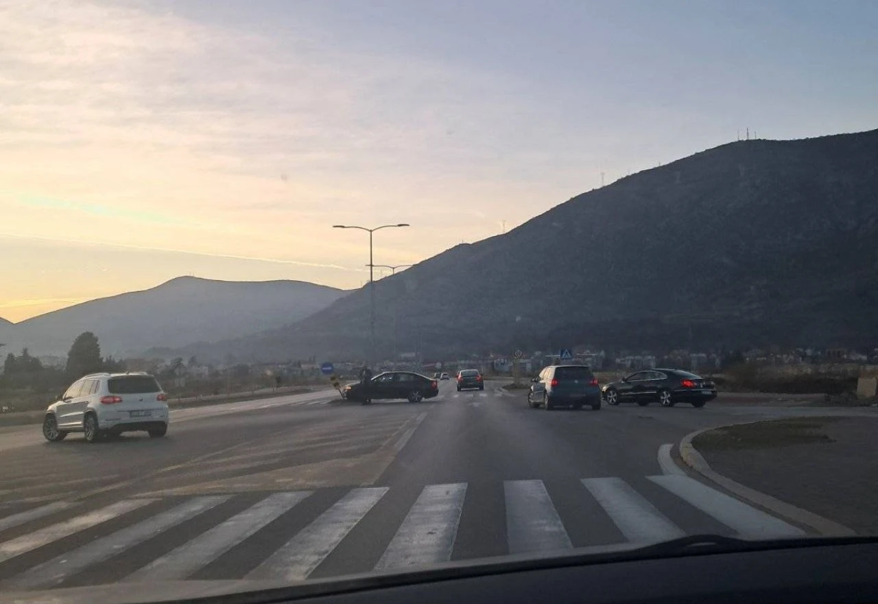 Sudar dva automobila na Novom mostu, "pokosili" prometni znak