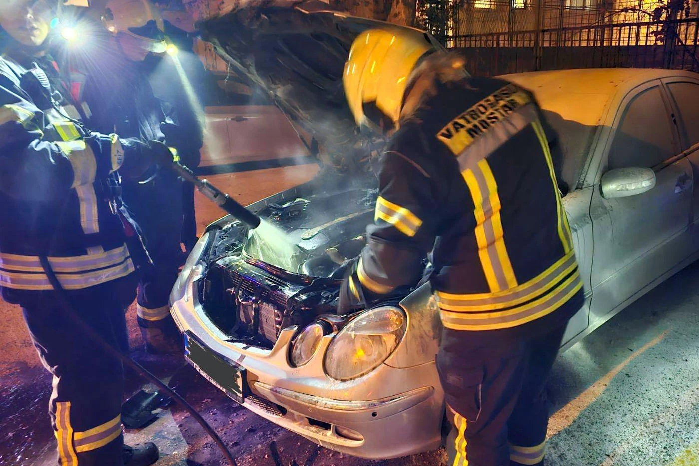 Mostar: U Ulici Stjepana Radića gorio Mercedes