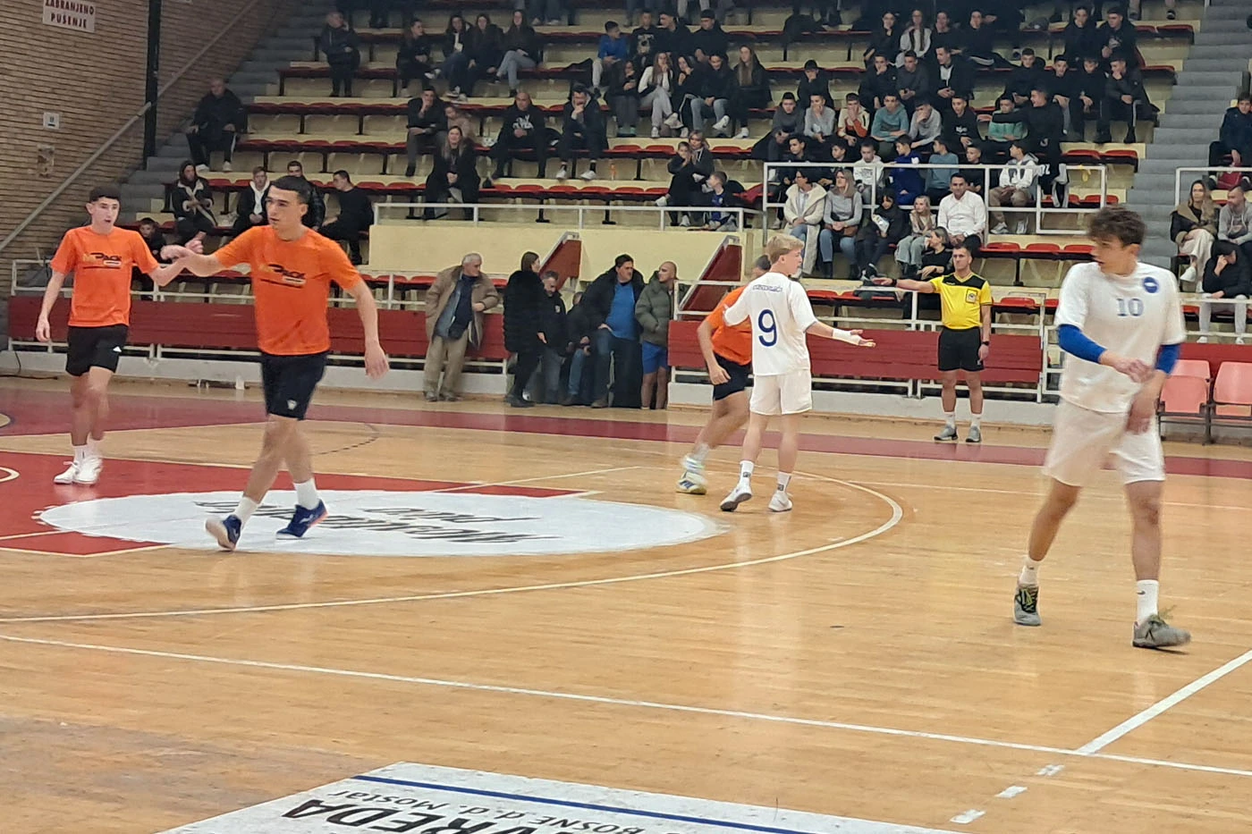 FOTO | Titule idu Osnovnoj školi Ilije Jakovljevića i momčadi Caffe Opera Zgi nekretnine INN