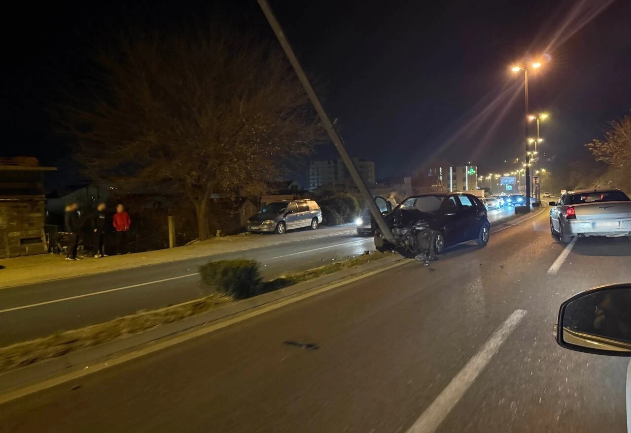 Mostar: Automobilom udario u rasvjetni stup