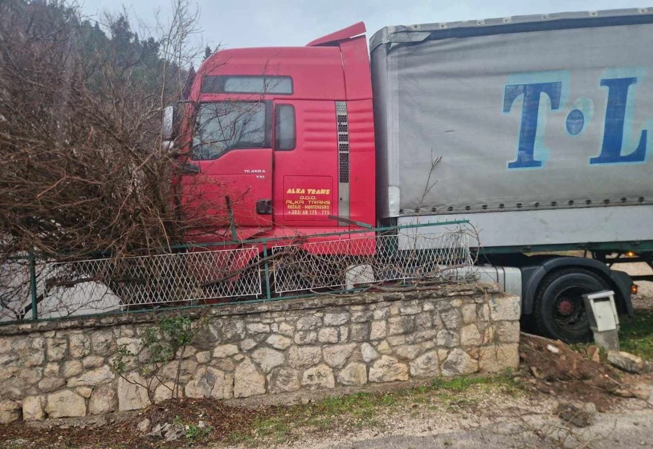 Stolac: Kamion se zabio u kuću