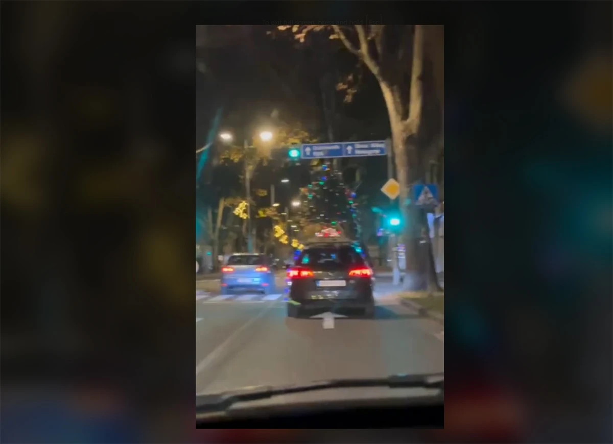 VIDEO | Okićeni bor provozao Mostarom