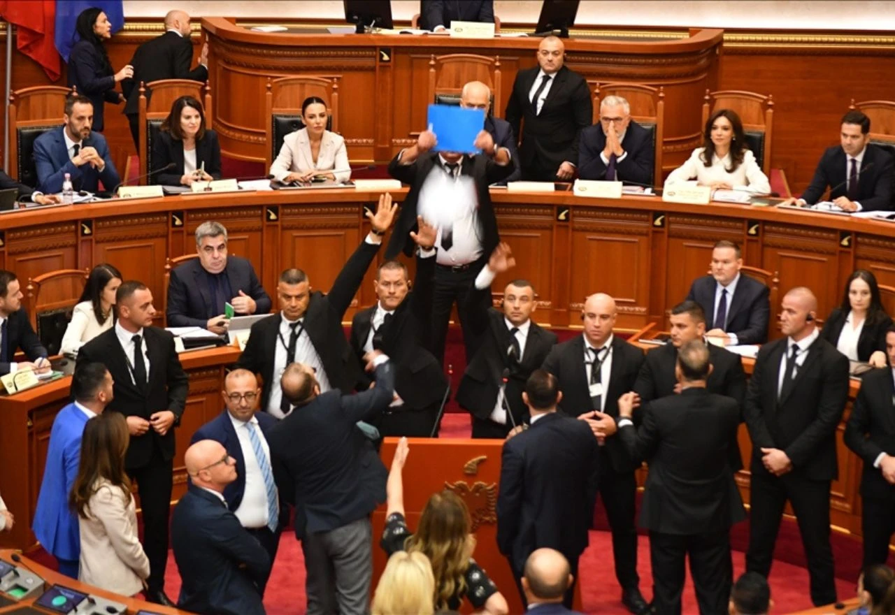 Dimne bombe i sukobi u albanskom parlamentu