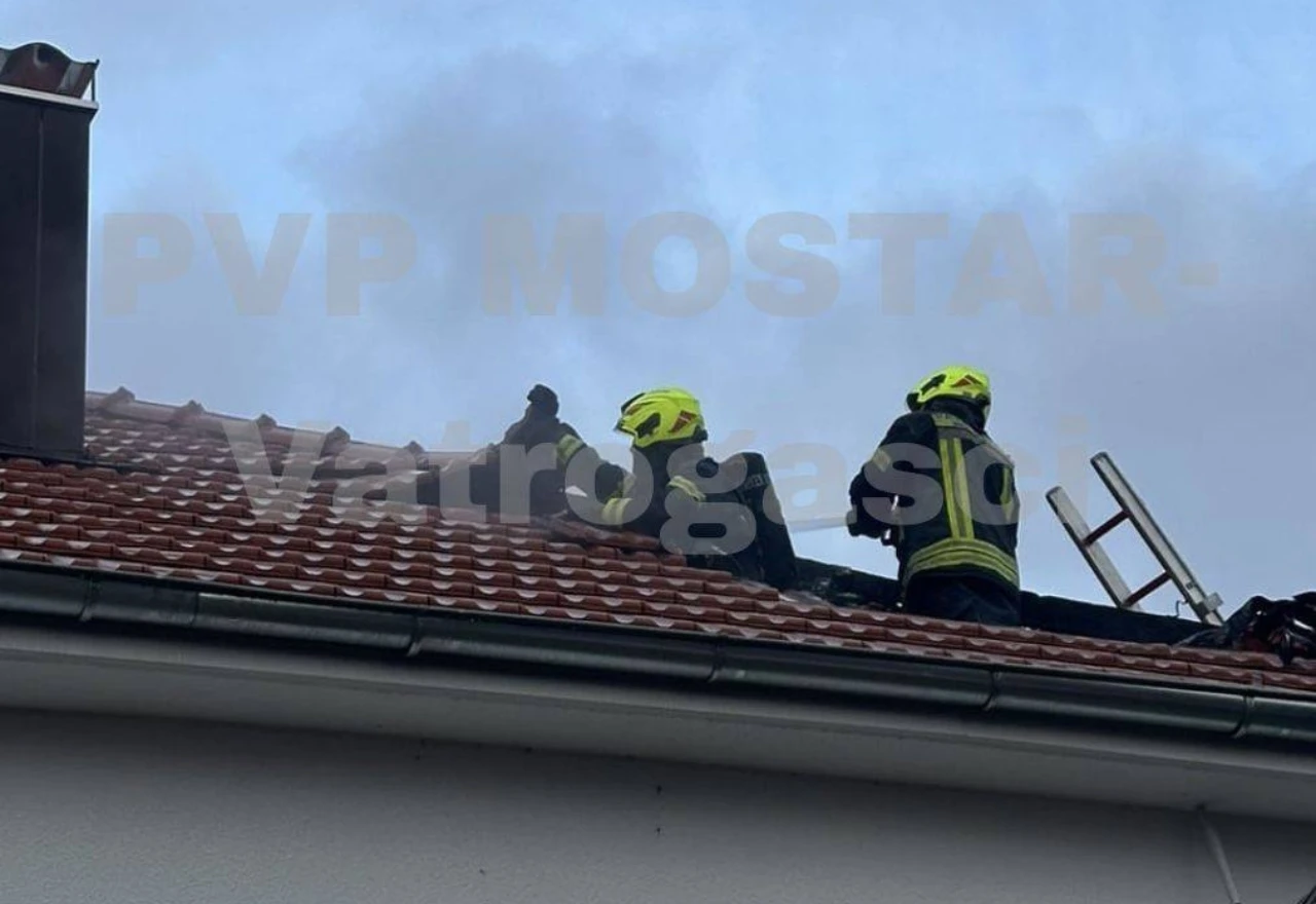 FOTO | Vatra zahvatila obiteljsku kuću u Ovojcima