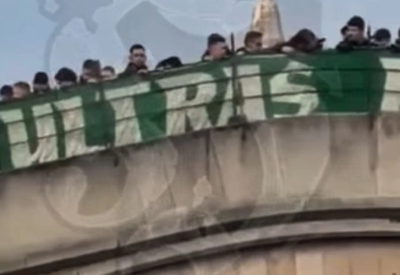 VIDEO | Navijači Rapida razvili transparent na Starom mostu