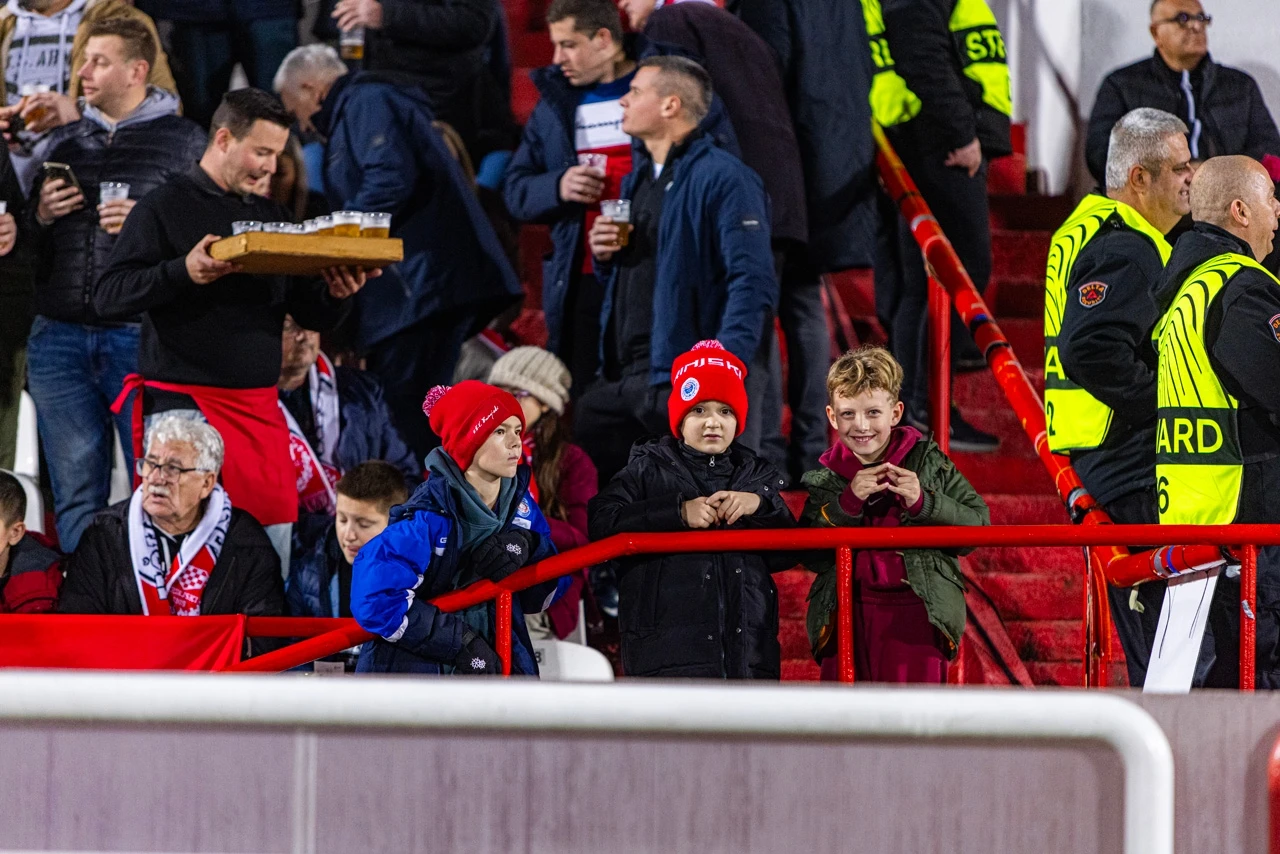 Navijači pristižu na stadion, igrači se zagrijavaju