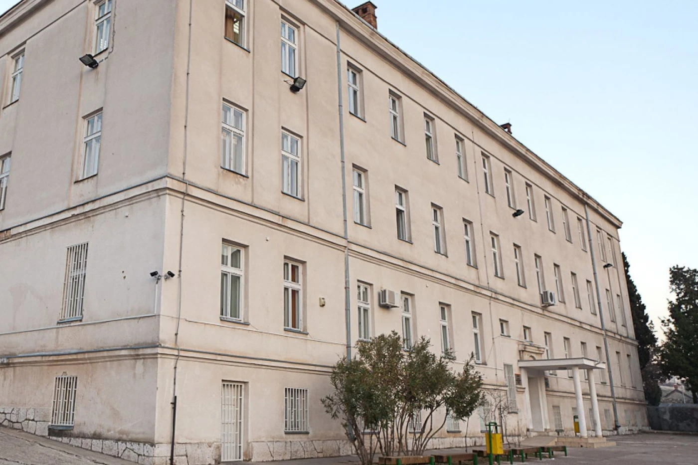 Dojave o bombama "iselile" tri srednje škole u Mostaru