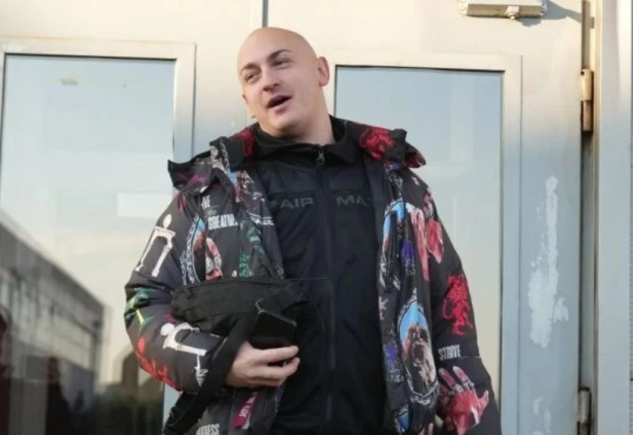 Supruga izbacila Desingericu iz kuće: "Spakirala mu je samo osnovne stvari"