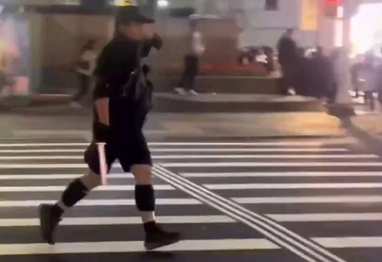 VIDEO | Napad nožem u podzemnoj željeznici: Manijaka snimili mobitelom kako baca dimne bombe i kreće u napad