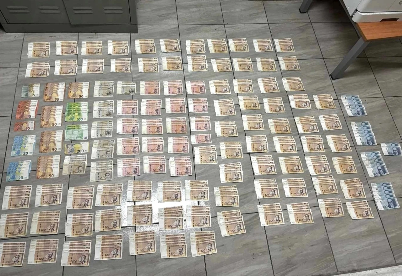 Uhićen muškarac za kojim tragaju policija i KPZ Zenica: Kod njega pronašli repetiran pištolj, drogu, novac...