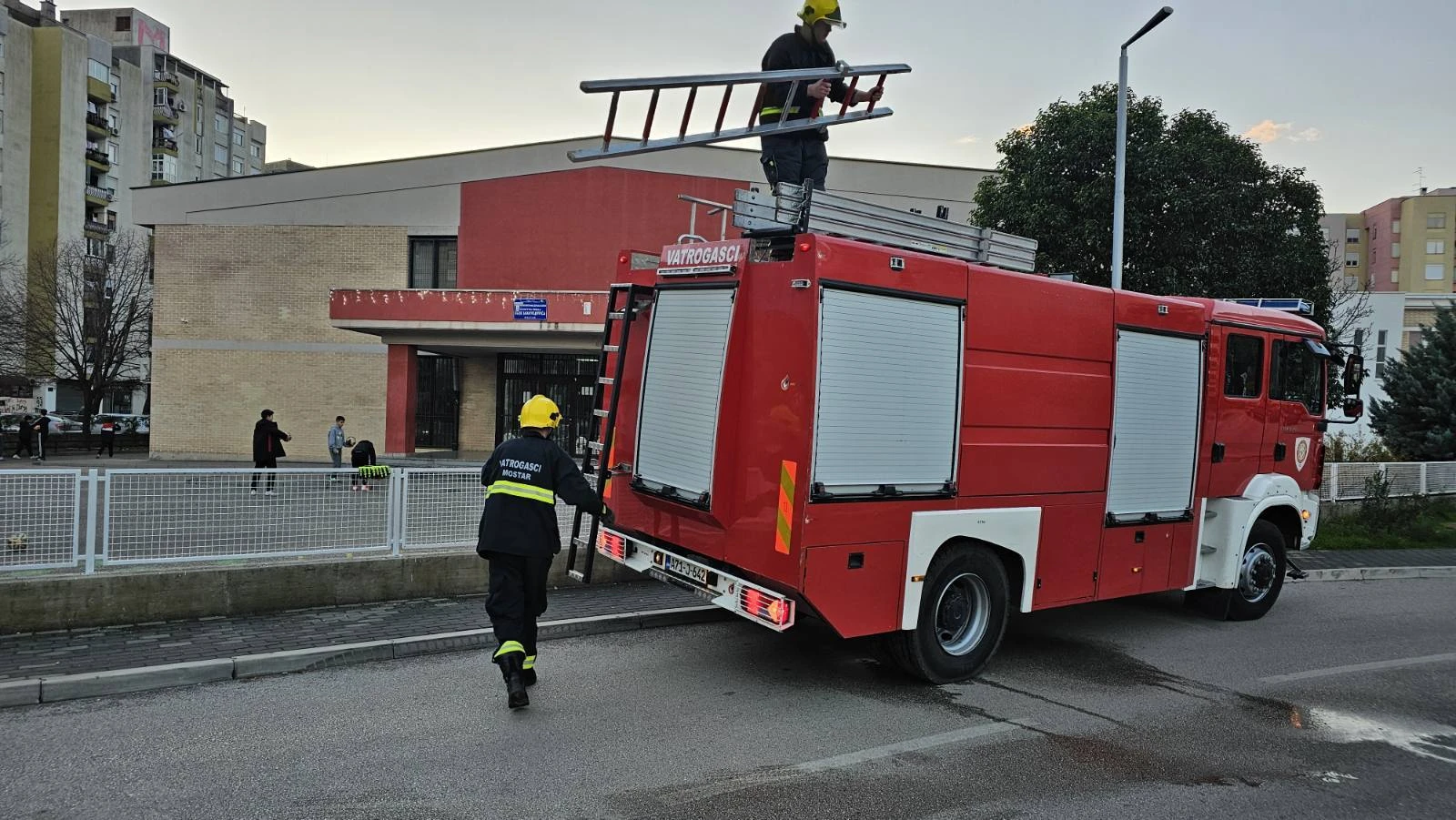 FOTO | Neobična intervencija vatrogasaca u Mostaru: Uklanjali lopte s  krova škole