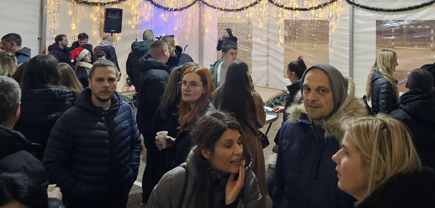 Advent u Bijelom Polju okupio župljane i goste: Božićne pjesme, folklor i bećarac do kasno u noć