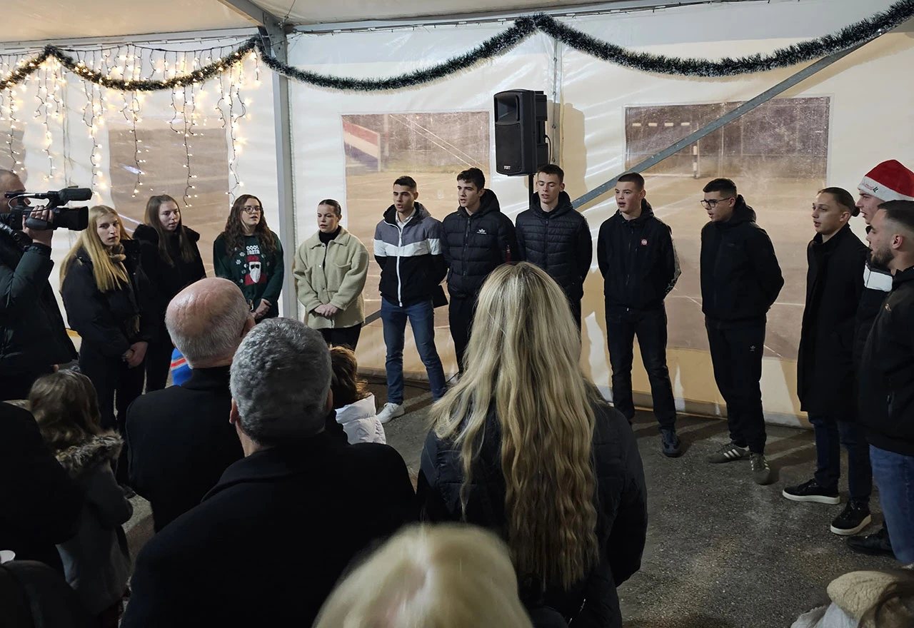 Advent u Bijelom Polju okupio župljane i goste: Božićne pjesme, folklor i bećarac do kasno u noć