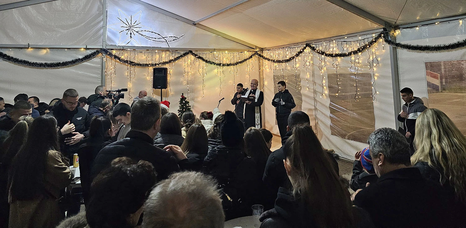 Advent u Bijelom Polju okupio župljane i goste: Božićne pjesme, folklor i bećarac do kasno u noć
