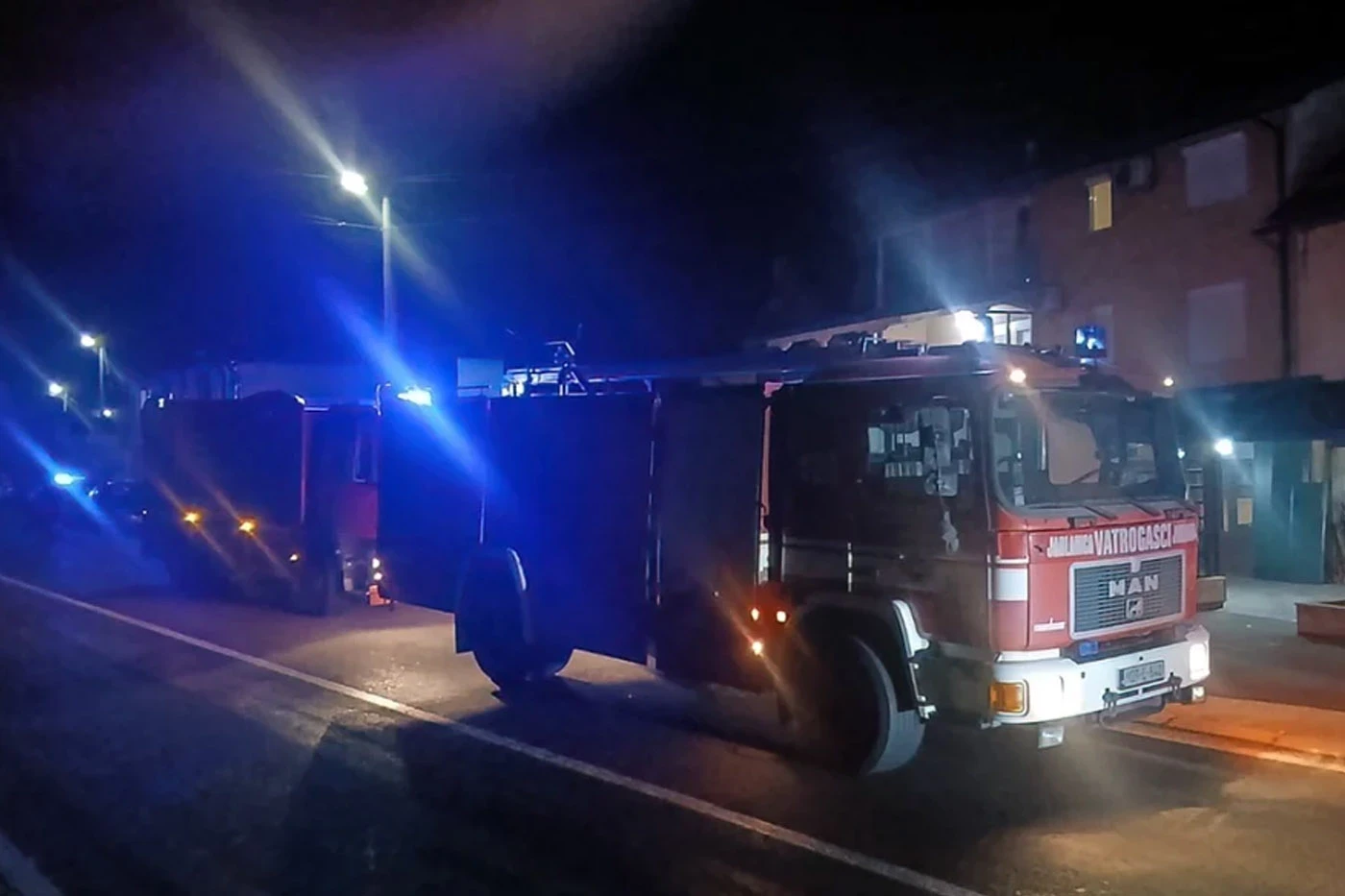 Zapalila se stolarska radionica u Ostrošcu, gasilo je 17 vatrogasaca