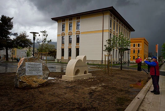 Čolaković traži obnovu miniranog spomenika ispred mostarske Vijećnice