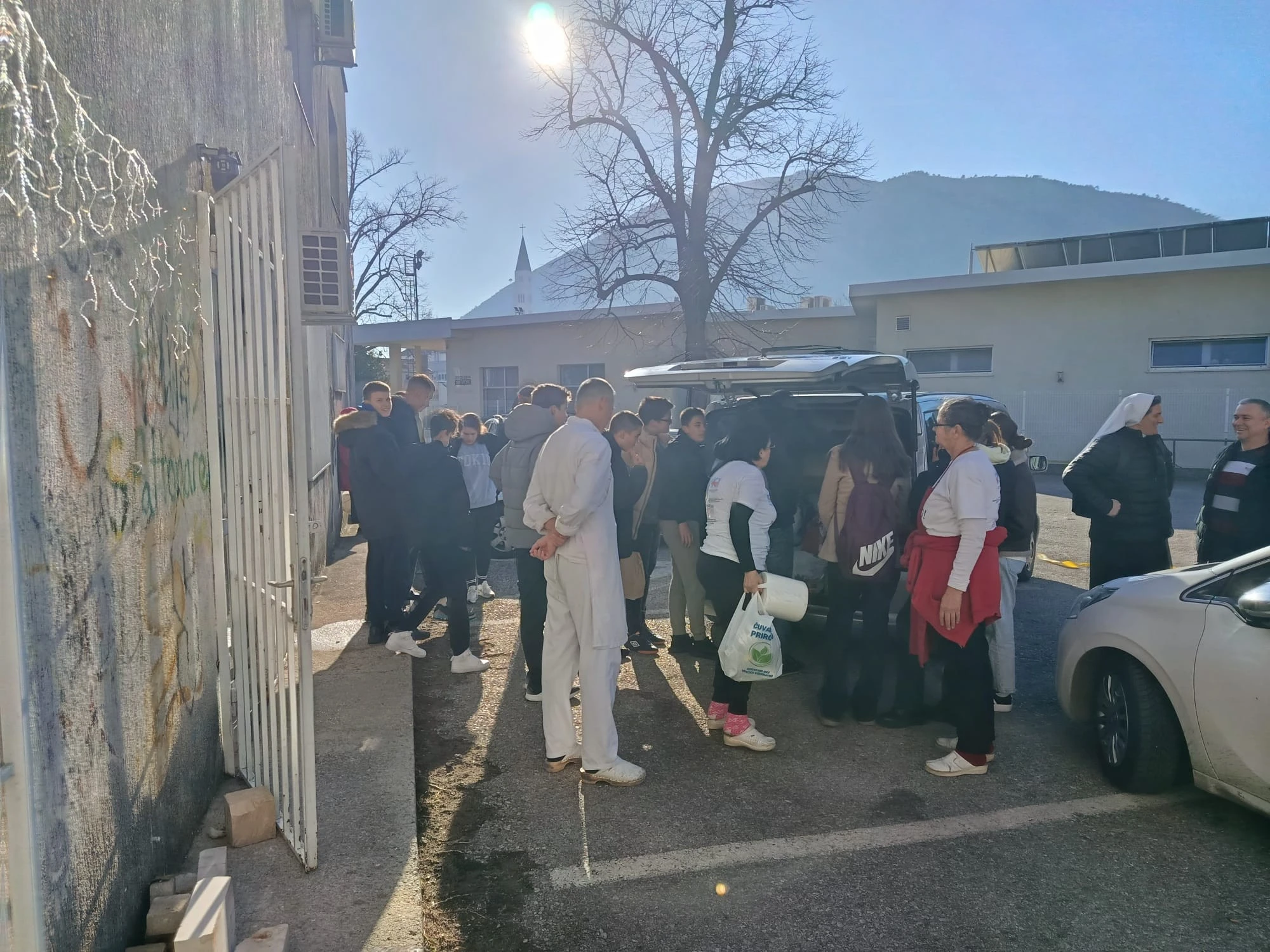 Druženje u Pučkoj kuhinji Mostar: Donacija hrane i božićni darovi za najmlađe