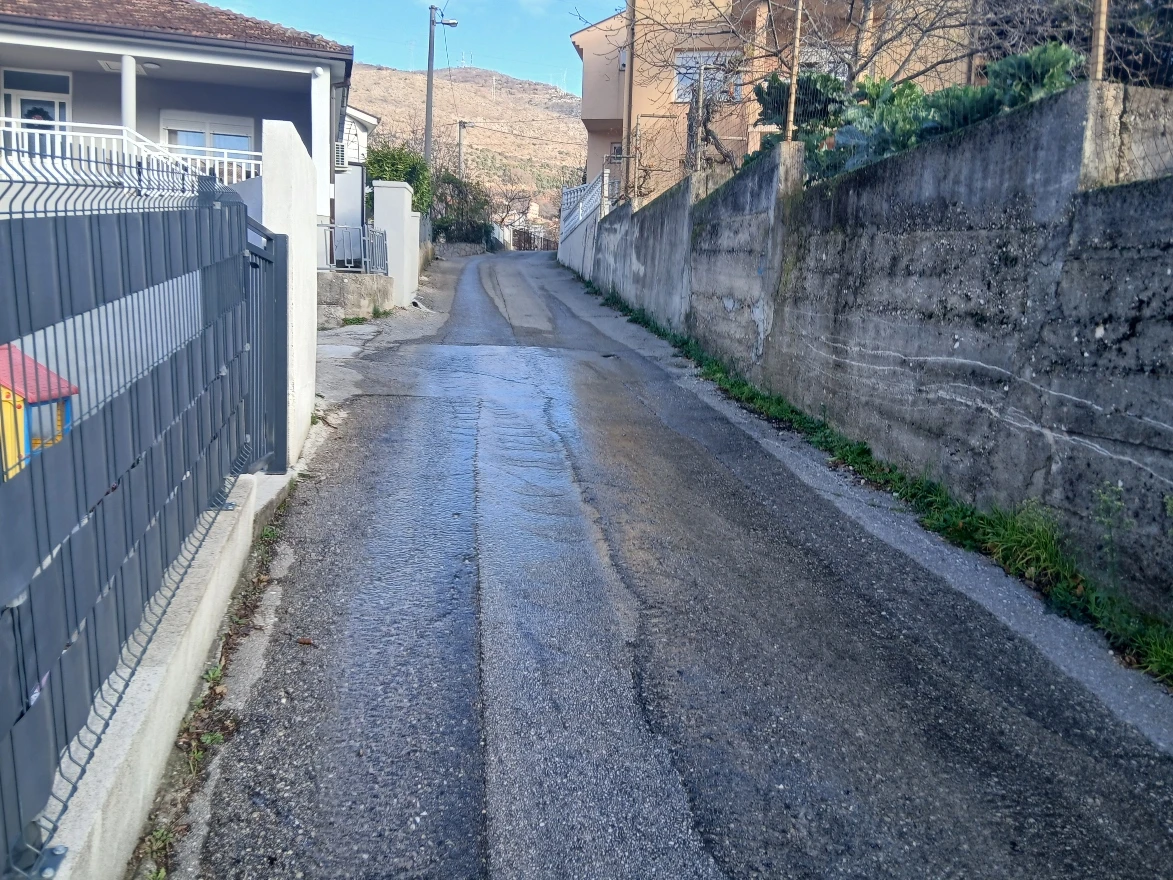 Pukla cijev u mostarskom naselju Crkvine, voda danima curi