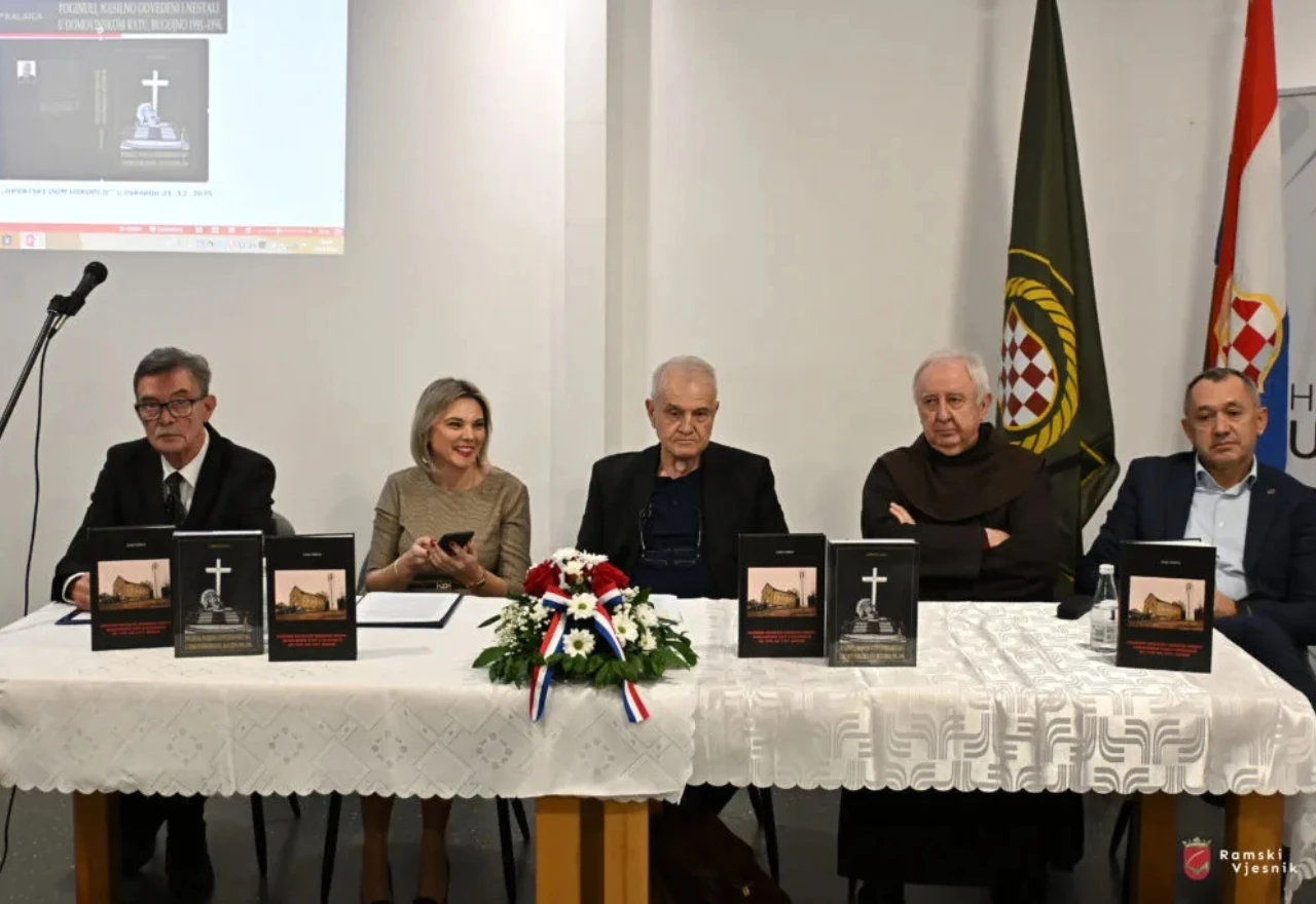 FOTO | U Gornjem Vakufu-Uskoplju predstavljene knjige o stradanju Hrvata Bugojna autora Josipa Kalaice