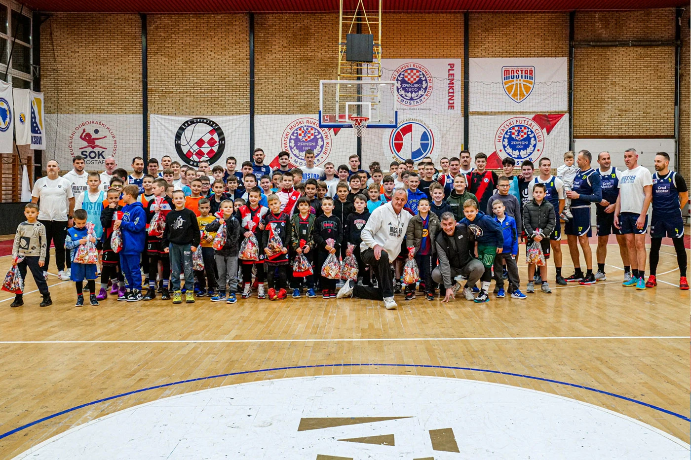 FOTO | Božićna košarkaška čarolija okupila sve naraštaje na Bijelome Brijegu