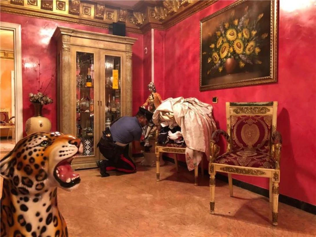 Italija uhitila dugo traženog mafijaškog šefa u tajnoj sobi stana u Napulju