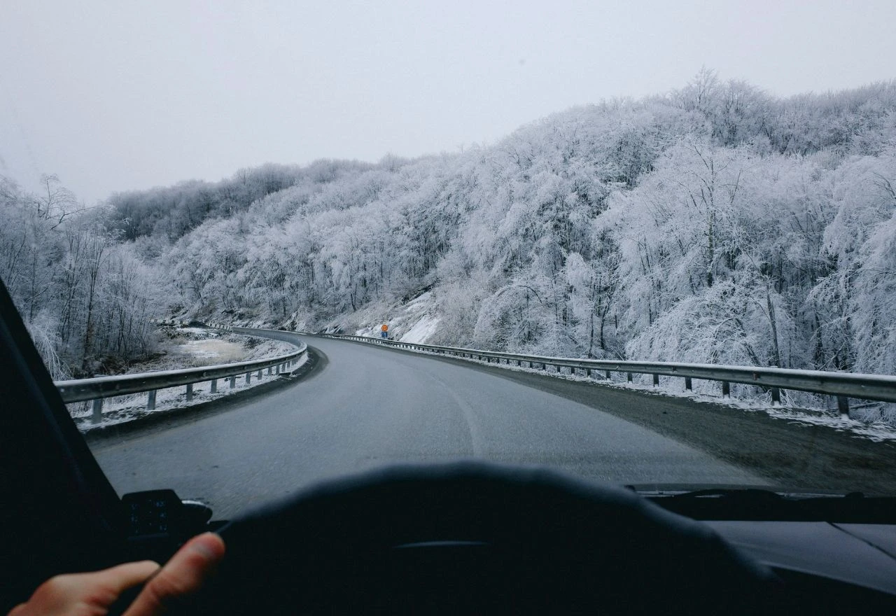 Kako brže zagrijati motor zimi: Jedna navika koju mnogi vozači rade pogrešno