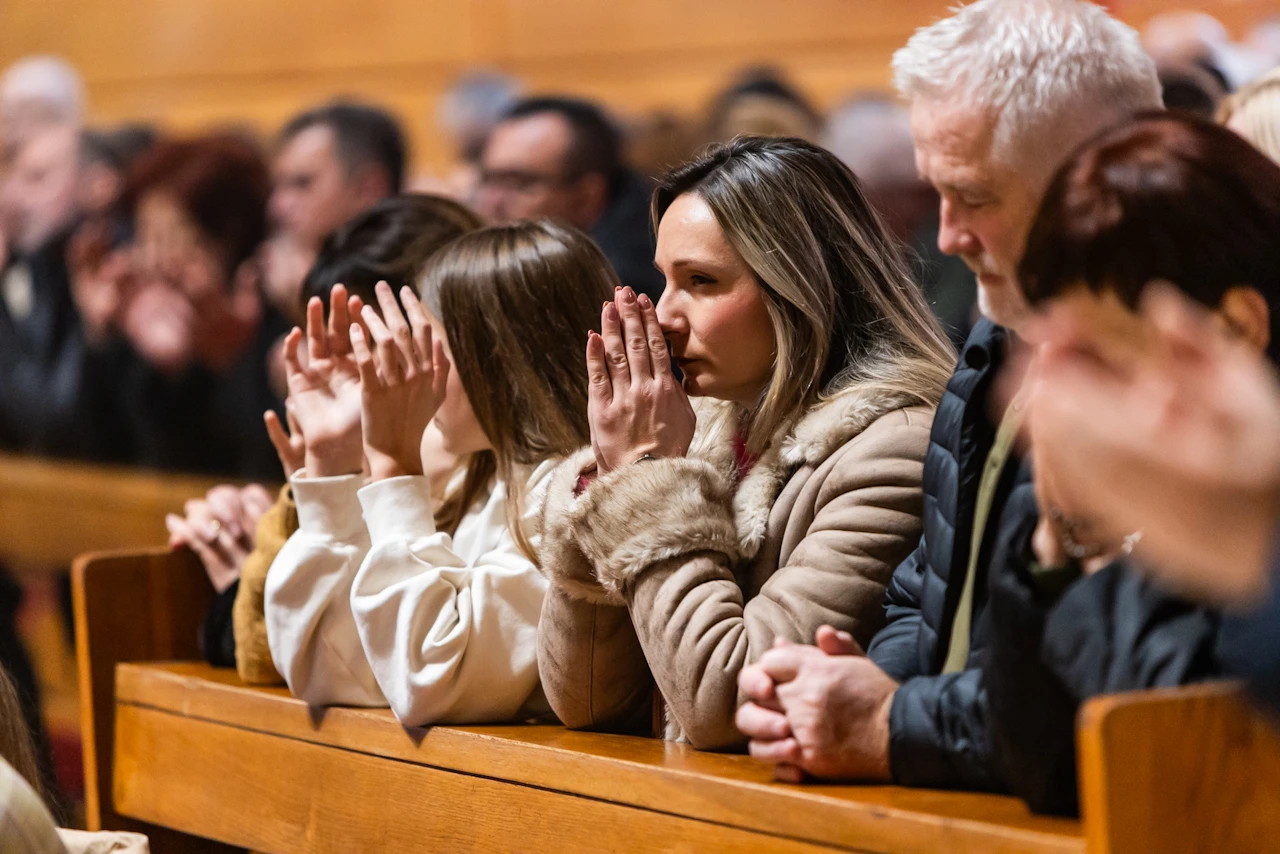 FOTO | Mons. Palić s polnoćke u Mostaru: "Krist se i dalje rađa ondje gdje se srca otvaraju"