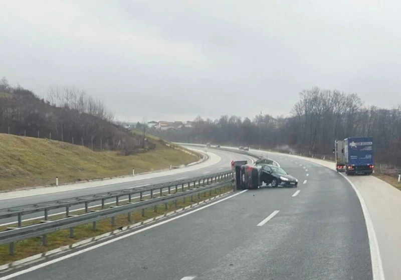 Nesreća na autocesti: Automobil završio na boku