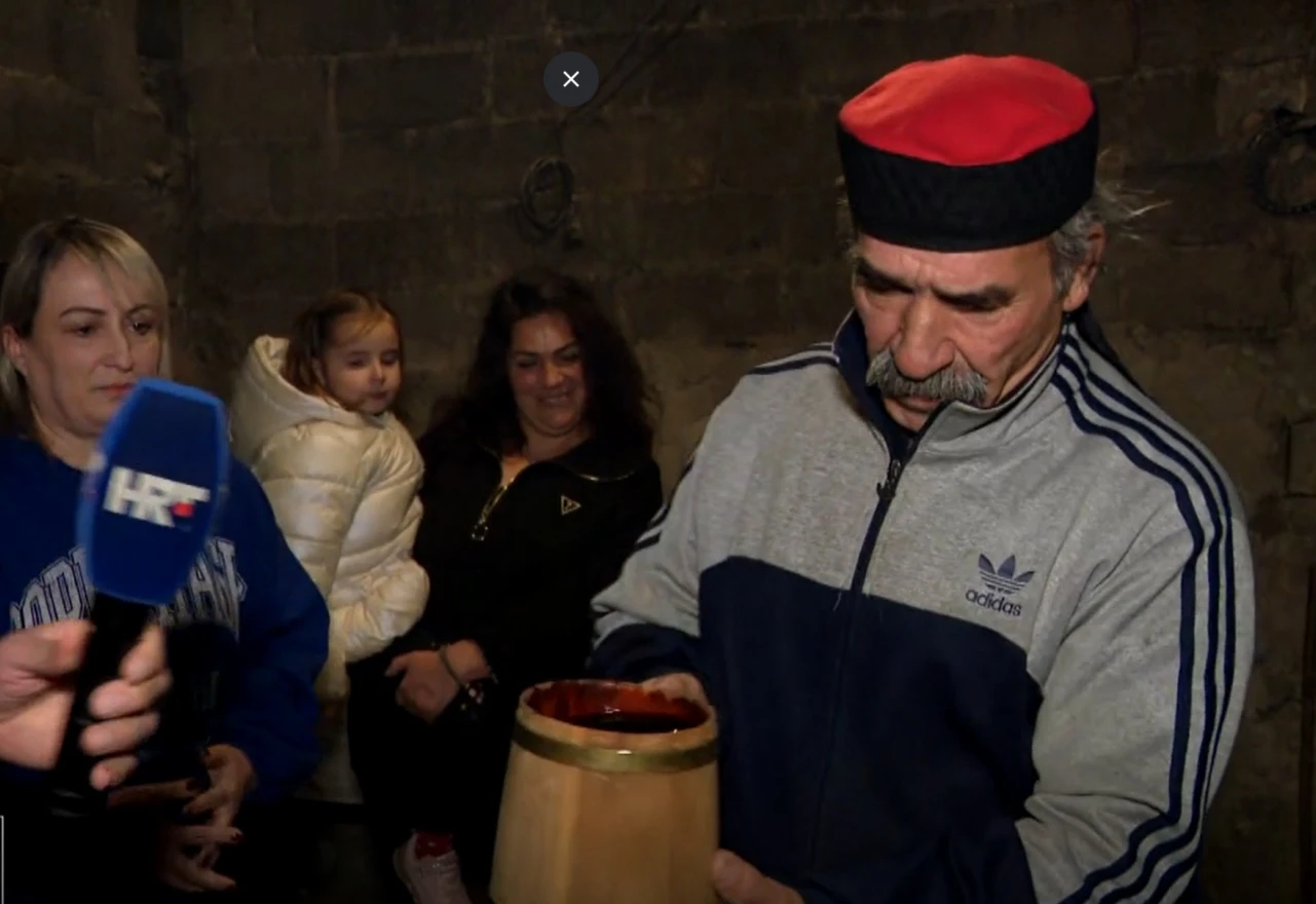 Paljenje badnjaka - stari običaj kojeg mještani Škabrnje brižljivo čuvaju