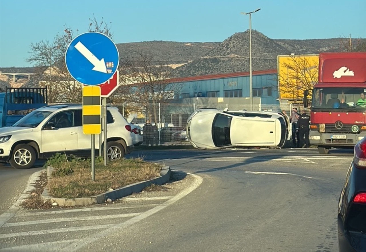 Nesreća u Mostaru: Automobil završio na boku