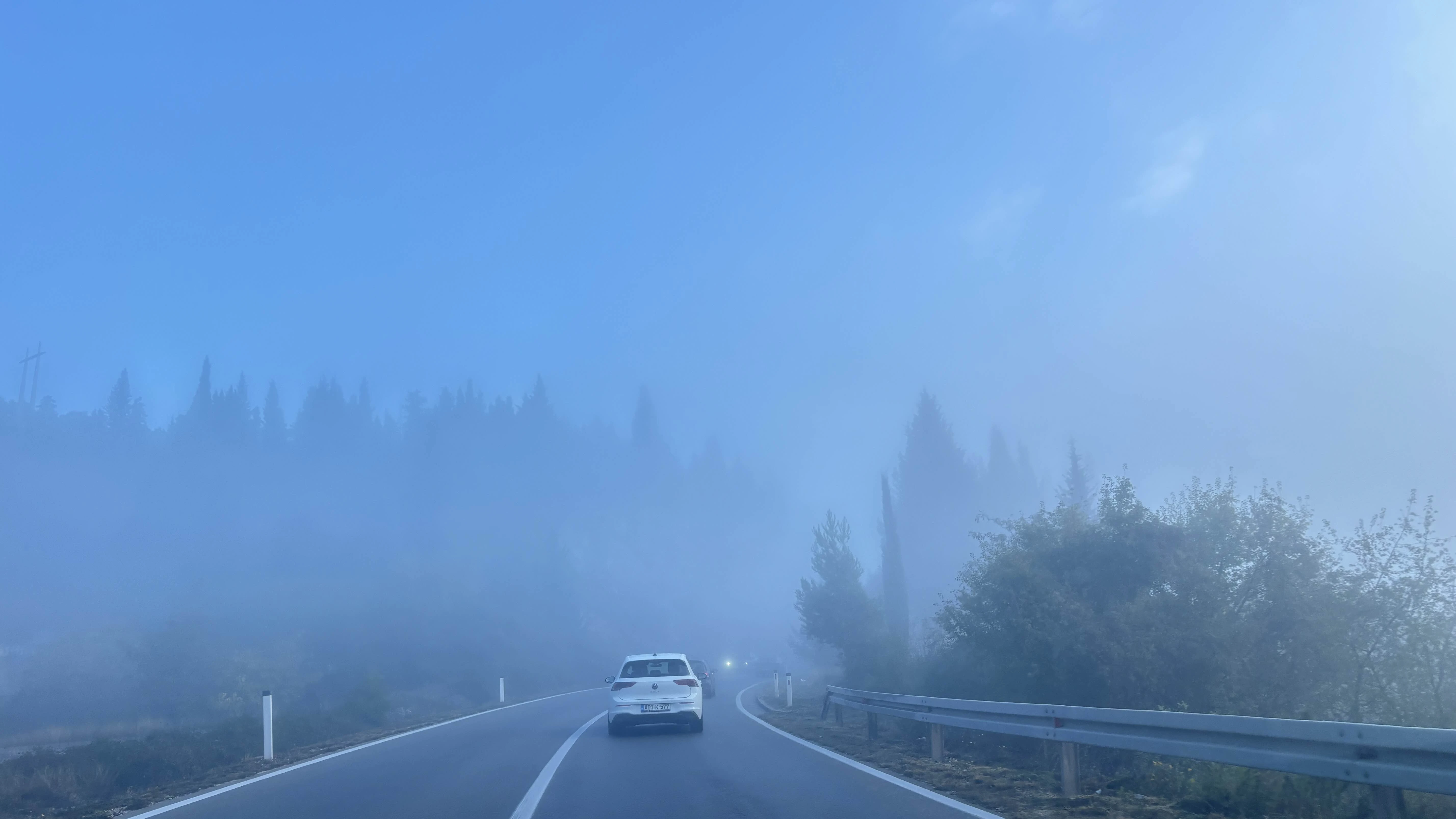 Stanje na cestama: Magla, mokar kolnik i čekanja na granicama