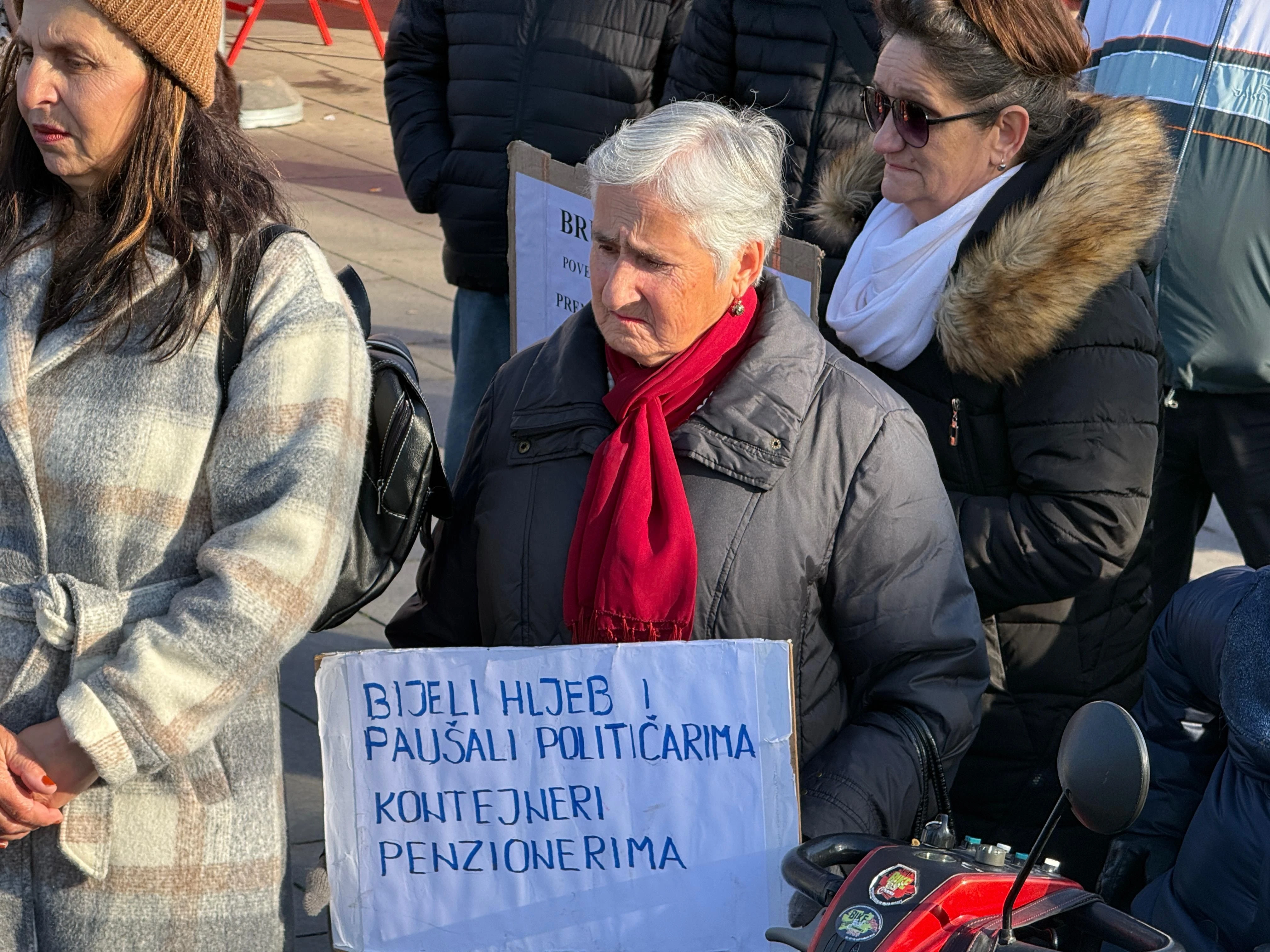 Umirovljenici u Tuzli na ulicama: Podignite svoj glas, ako šutite, nestat ćete