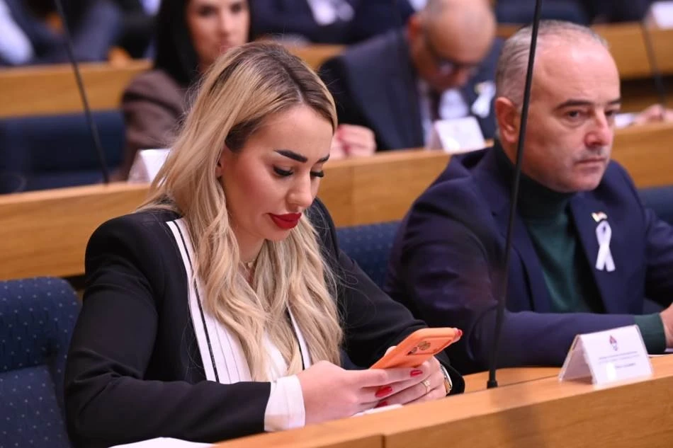 Pokazala diplomu, pa ispalo da je diplomirala nedjeljom?!